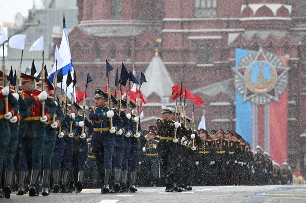 Военнослужащие парадных расчетов на военном параде на Красной площади - Sputnik Узбекистан