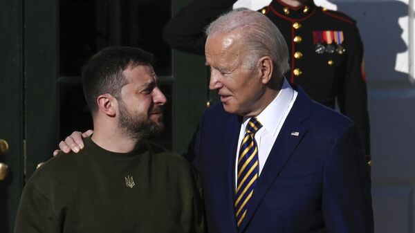 Президент США Джо Байден приветствует президента Украины Владимира Зеленского  - Sputnik Ўзбекистон