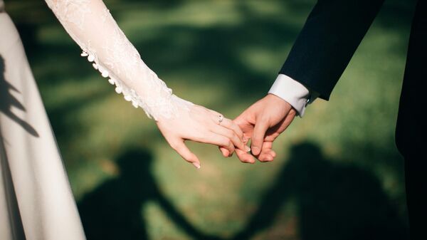 Руки невесты и жениха. Иллюстративное фото - Sputnik Узбекистан