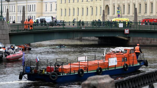 Пассажирский автобус упал с моста в реку в Санкт-Петербурге - Sputnik Узбекистан