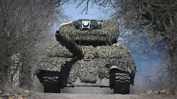 Tank T-72 v zone provedeniya spetsialnoy voyennoy operatsii. Arxivnoe foto. - Sputnik O‘zbekiston