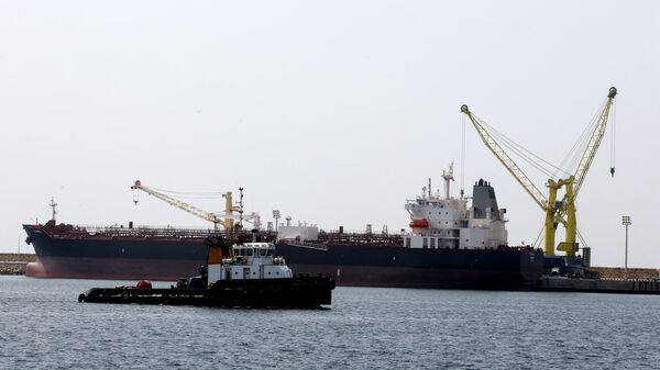 Нефтяной танкер под иранским флагом Clavel пришвартован в порту Шахид Бехешти в юго-восточном иранском прибрежном городе Чабахар - Sputnik Узбекистан