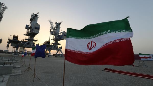 Иранские флаги развеваются во время церемонии открытия нового оборудования и инфраструктуры 25 февраля 2019 года в порту Шахид Бехешти в юго-восточном иранском прибрежном городе Чабахар в Оманском заливе.  - Sputnik Ўзбекистон