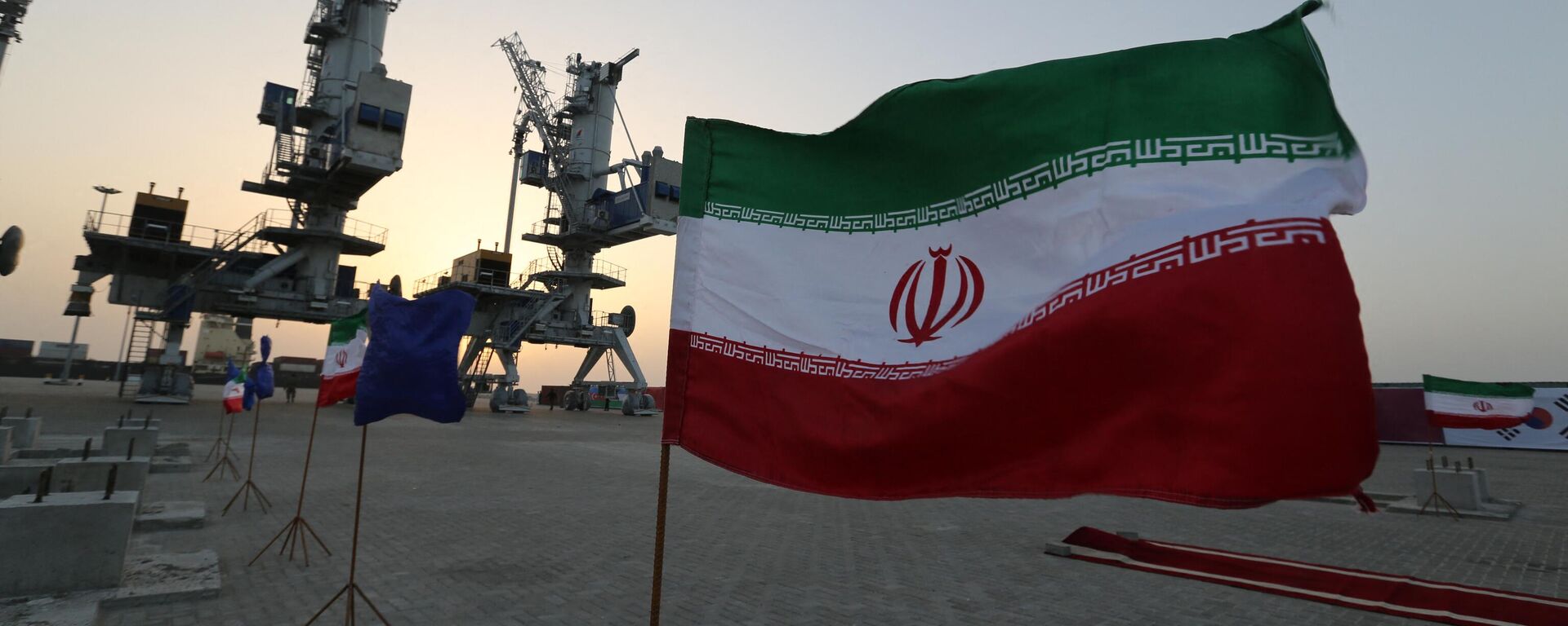 Iranskie flagi razvevayutsya vo vremya seremonii otkritiya novogo oborudovaniya i infrastrukturi 25-fevralya 2019 goda v portu Shaxid Bexeshti v yugo-vostochnom iranskom pribrejnom gorode Chabaxar v Omanskom zalive.  - Sputnik O‘zbekiston, 1920, 20.01.2025