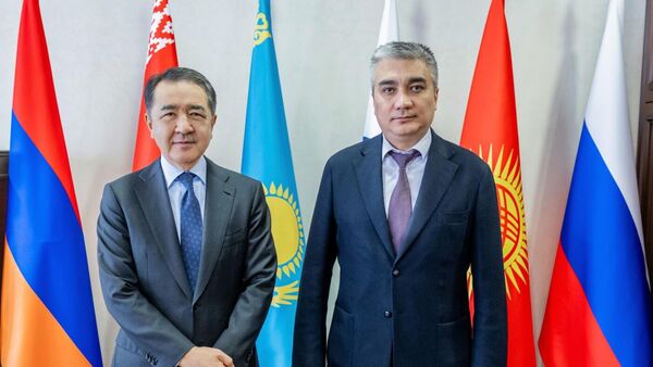 Бакытжан Сагинтаев и Ботиржон Асадов обсудили вопросы торгово-экономического сотрудничества стран ЕАЭС и Узбекистана - Sputnik Узбекистан