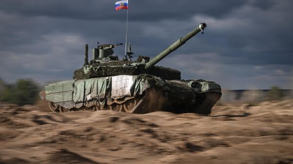Боевое слаживание экипажей танков Т-90М Прорыв в зоне СВО - Sputnik Узбекистан