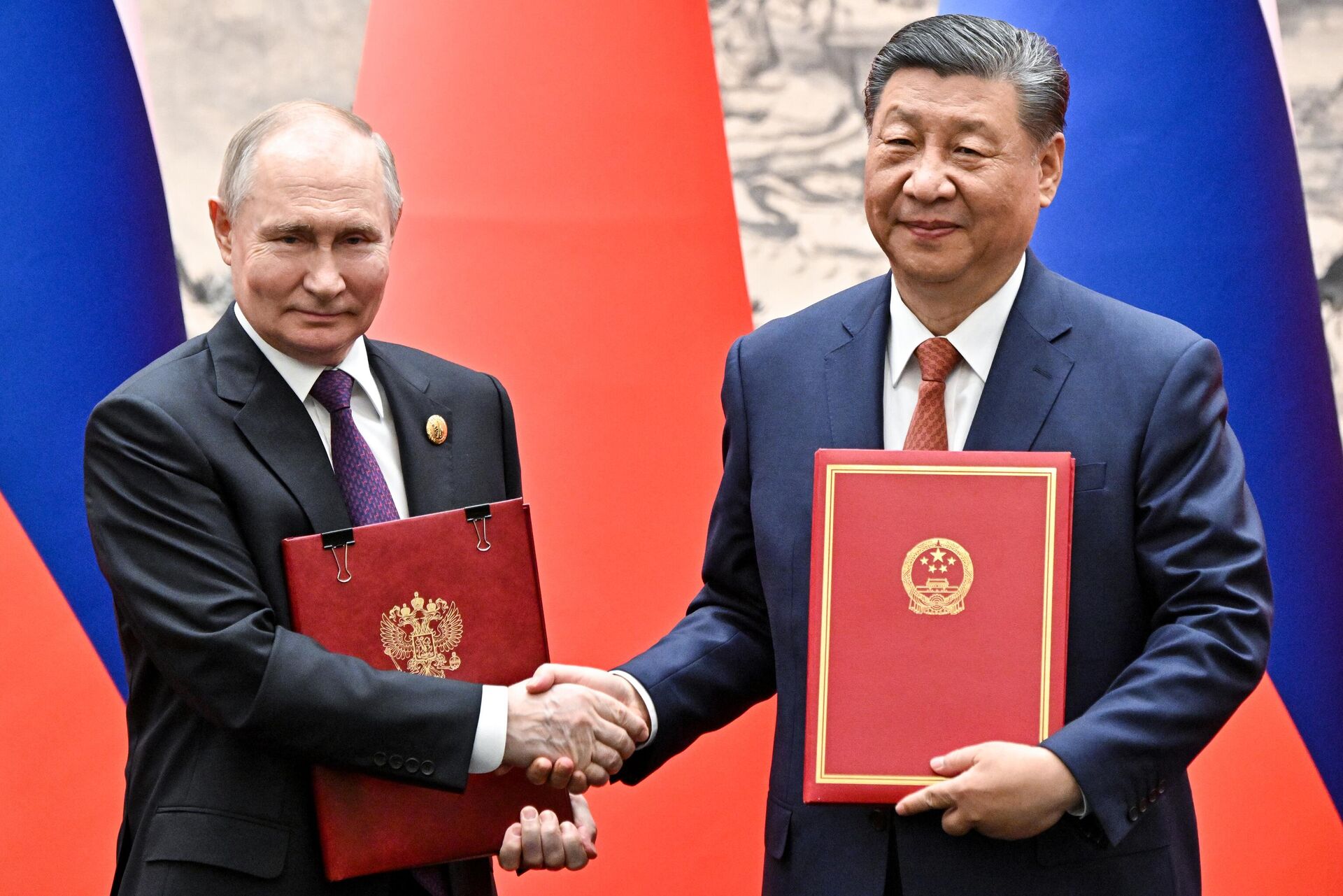 Президент Владимир Путин прибыл в Китай с официальным визитом - Sputnik Узбекистан, 1920, 16.05.2024