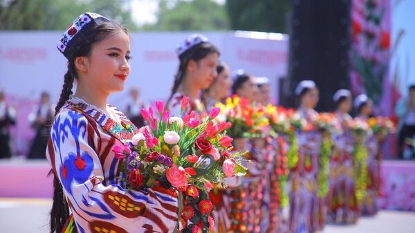 В Намангане стартовал фестиваль цветов - Sputnik Узбекистан