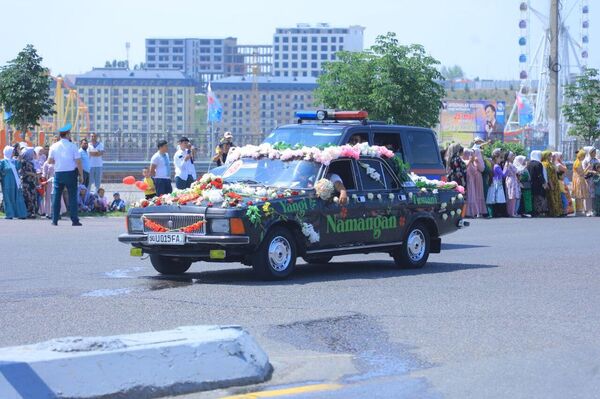 В Намангане стартовал фестиваль цветов - Sputnik Ўзбекистон