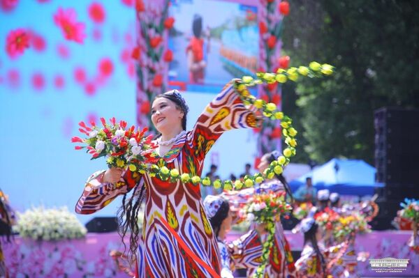 В Намангане стартовал фестиваль цветов - Sputnik Узбекистан