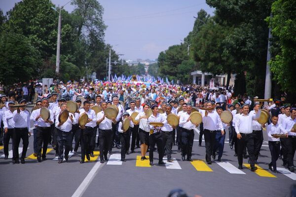 В Намангане стартовал фестиваль цветов 
 - Sputnik Узбекистан