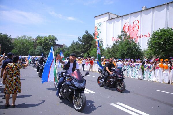 В Намангане стартовал фестиваль цветов 
 - Sputnik Узбекистан