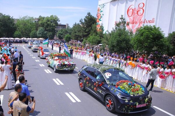 В Намангане стартовал фестиваль цветов 
 - Sputnik Ўзбекистон