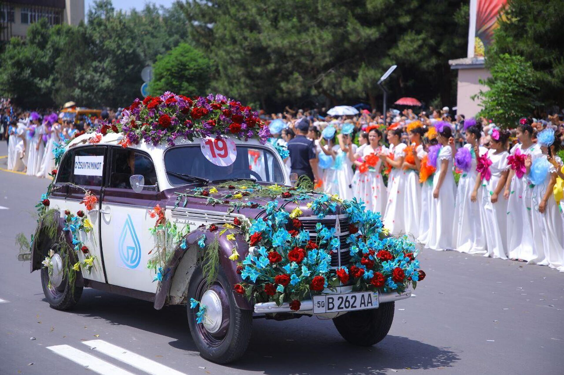 В Намангане стартовал фестиваль цветов 
 - Sputnik Узбекистан, 1920, 19.05.2024