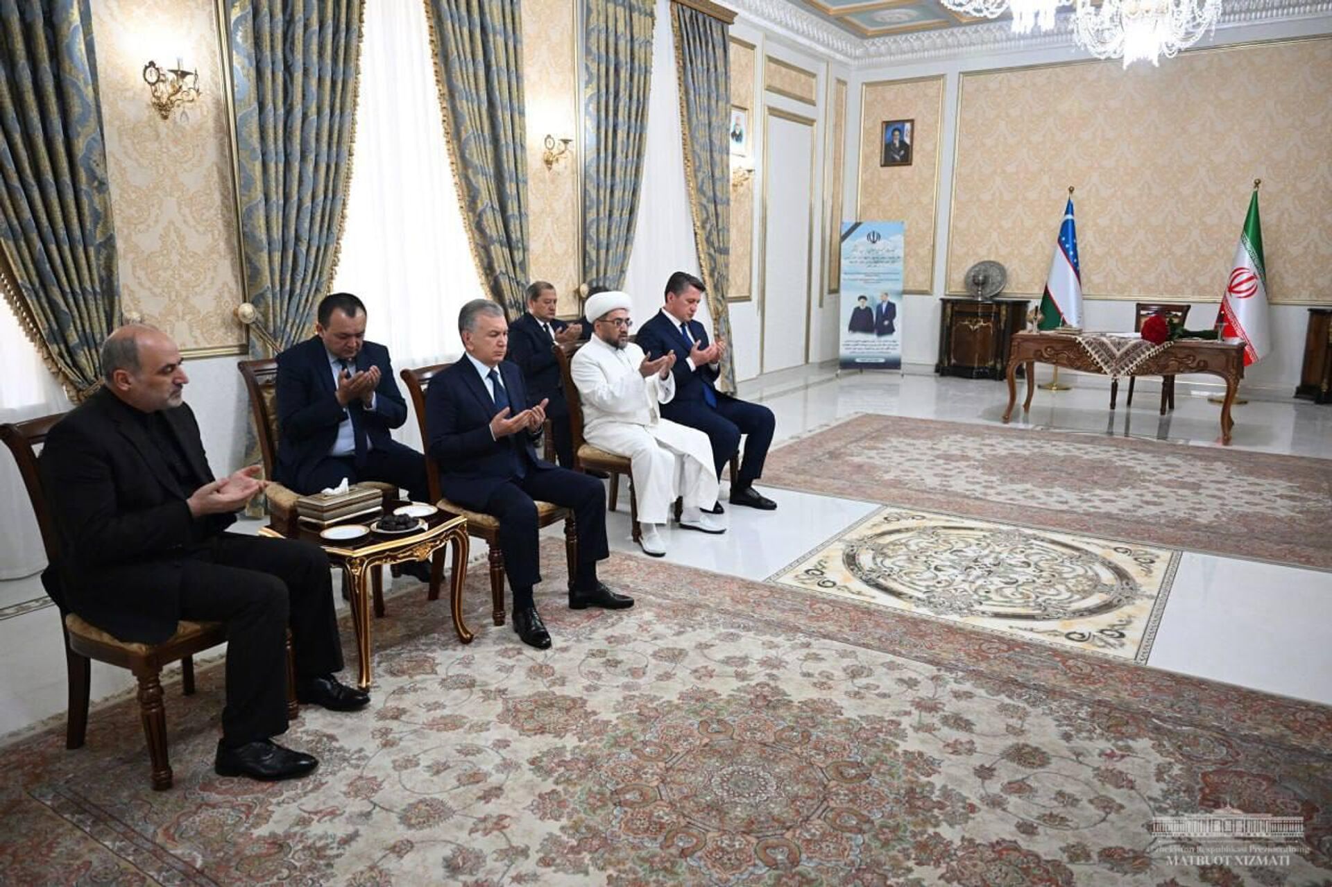 Президент Республики Узбекистан посетил посольство Ирана в Ташкенте - Sputnik Узбекистан, 1920, 21.05.2024