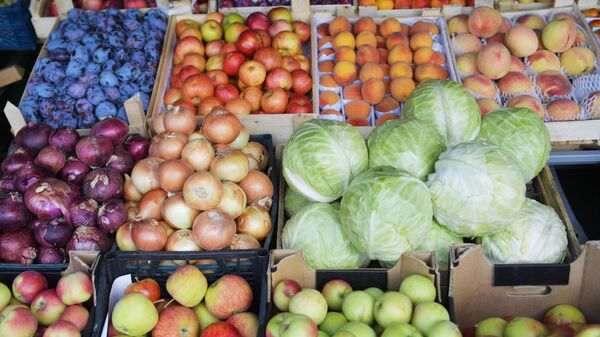 Старт продаж сезонных фруктов и овощей в Екатеринбурге - Sputnik Узбекистан