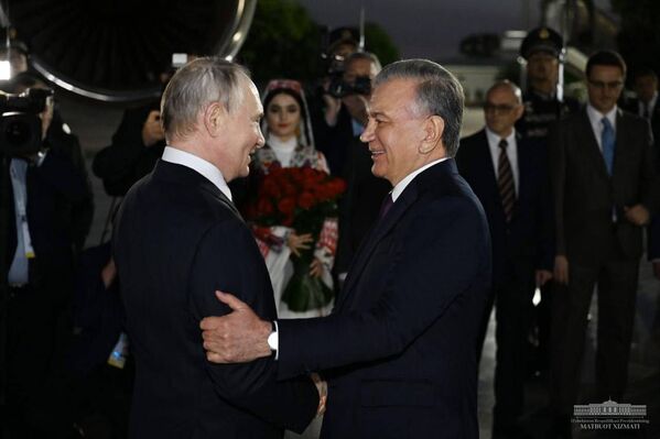 26 мая 2024. Лидеры Узбекистана и РФ приветствуют друг друга. До этого они виделись 9 мая на параде Победы в Москве - Sputnik Узбекистан