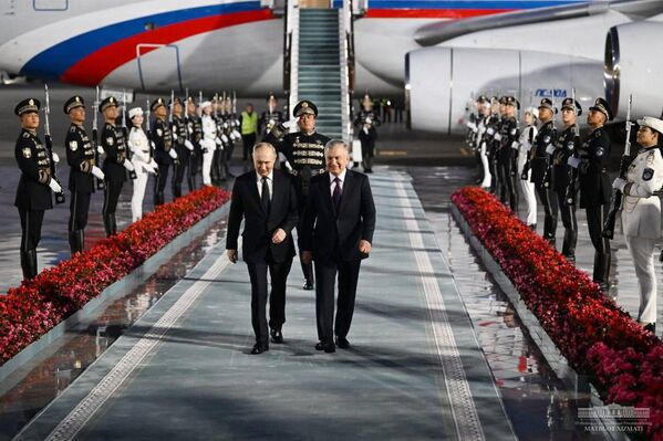 26 мая 2024. В честь высокого гостя подняли государственные флаги двух стран и выстроили почетный караул - Sputnik Узбекистан