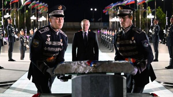 Владимир Путин возложил венок к Монументу Независимости. - Sputnik Ўзбекистон