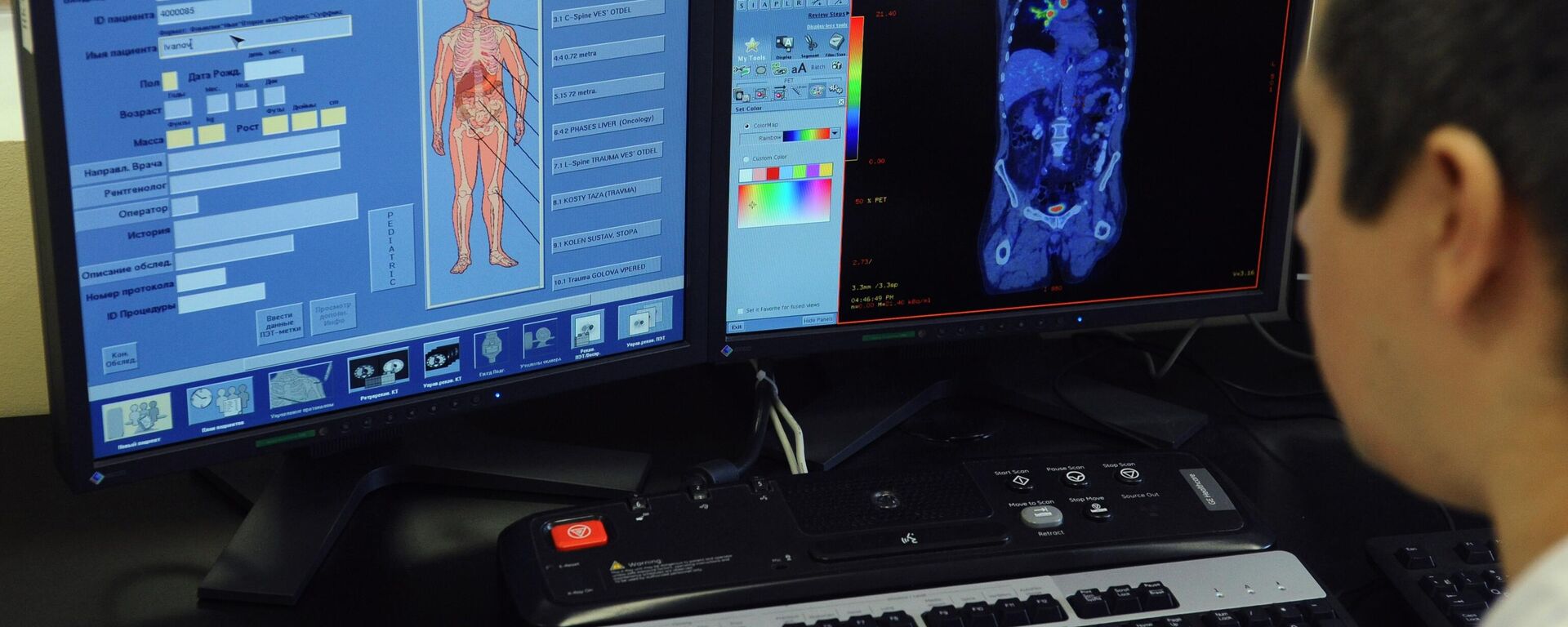 Лаборант проводит обследование (ПЭТ/КТ) в клинике ПЭТ-Технолоджи в Тамбове.  - Sputnik Узбекистан, 1920, 29.05.2024