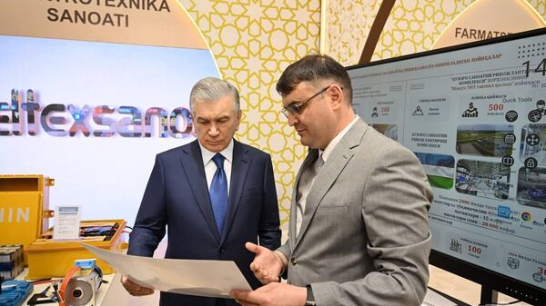 Шавкат Мирзиёев ознакомился с промышленной выставкой и новыми инвестиционными проектами Бухарской области - Sputnik Узбекистан