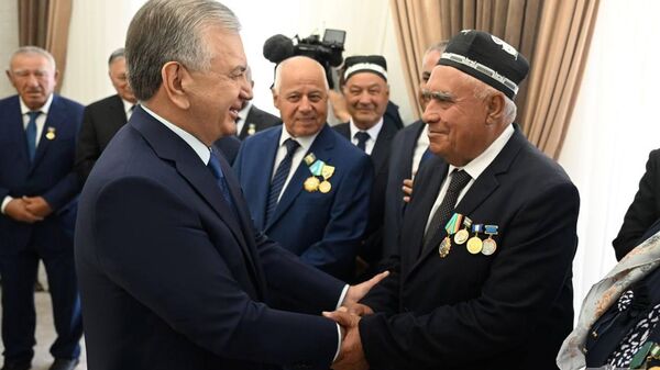 Shavkat Mirziyoyev iskrenne pobesedoval s predstavitelyami obshestvennosti v Karakulskom rayone. - Sputnik O‘zbekiston