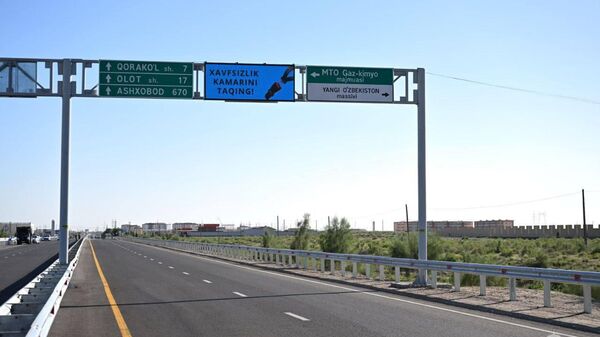 Часть автомобильной дороги Самарканд – Бухара – Туркменбаши, проходящая через Каракульский район - Sputnik Узбекистан