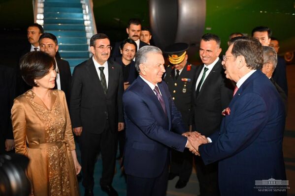 Шавкат Мирзиёев вместе с супругой прибыл с официальным визитом в Турцию. - Sputnik Ўзбекистон