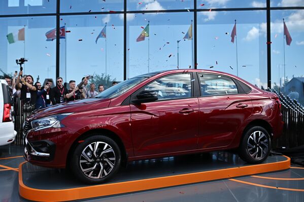 Янги &quot;Lada Iskra&quot; модели тақдимоти. Автомобиль 90 от кучига эга 1,6 литрли двигатель ва 5 поғонали механик узатмалар қутиси  билан жиҳозланади. Унинг седан, универсал ва кросс версиялари бўлади. - Sputnik Ўзбекистон