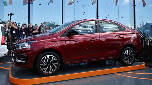 Презентация новой модели Lada Iskra на ПМЭФ-2024, Россия - Sputnik Ўзбекистон