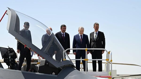 Шавкат Мирзиёев ознакомился с деятельностью компании Turkish Aerospace Industries Inc.. - Sputnik Узбекистан