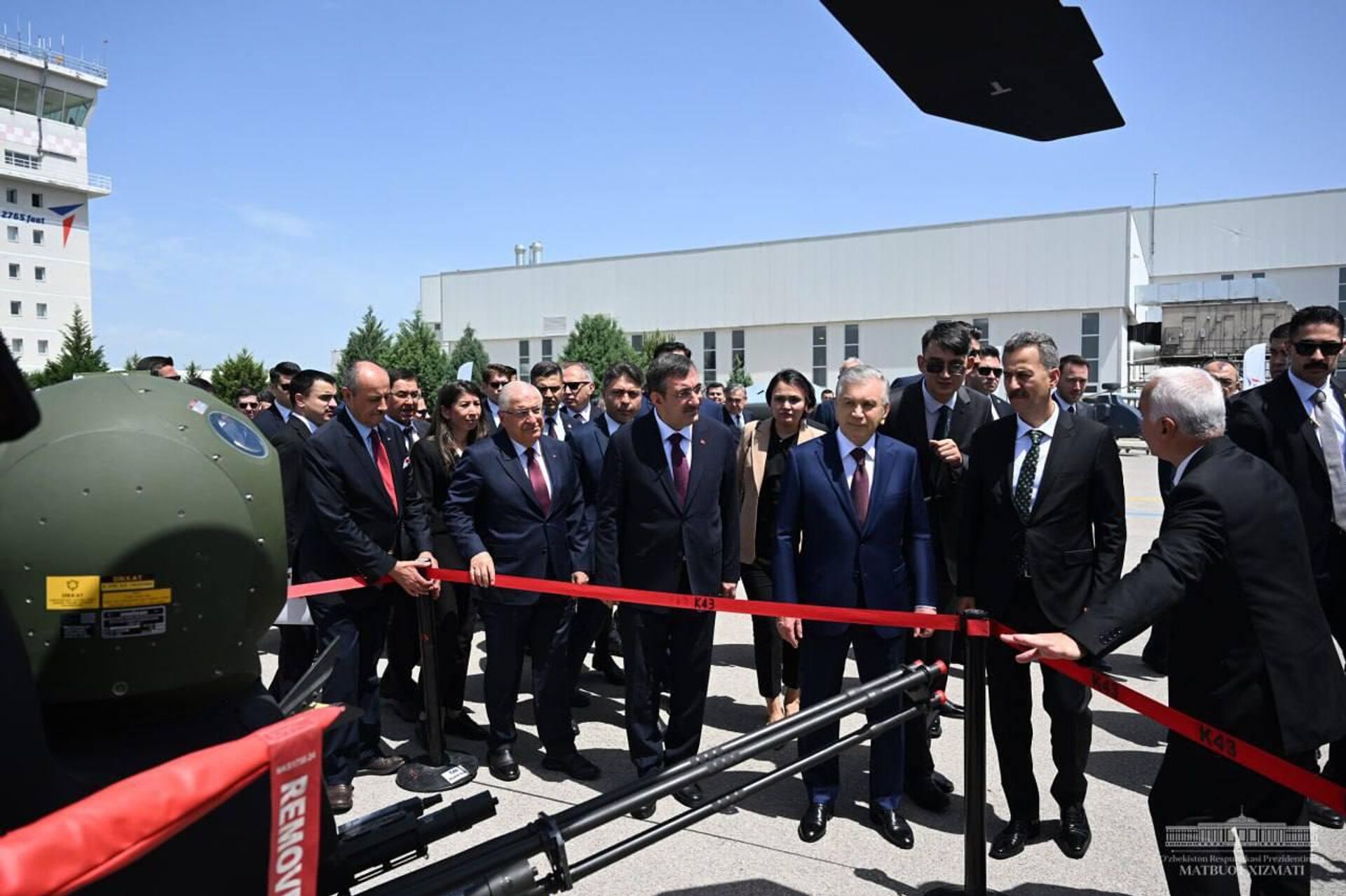 Шавкат Мирзиёев ознакомился с деятельностью компании Turkish Aerospace Industries Inc.. - Sputnik Узбекистан, 1920, 06.06.2024