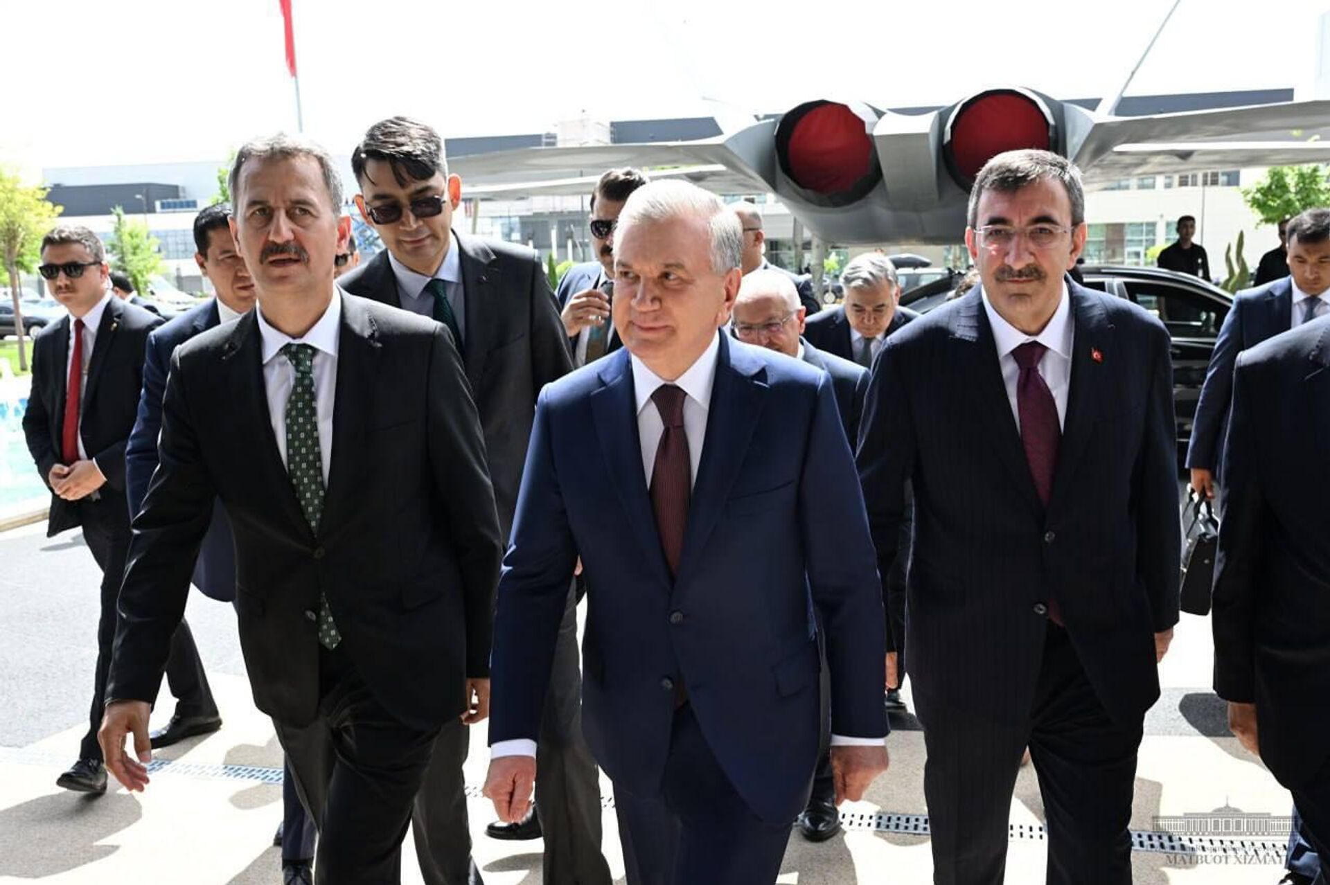 Шавкат Мирзиёев ознакомился с деятельностью компании Turkish Aerospace Industries Inc.. - Sputnik Узбекистан, 1920, 06.06.2024