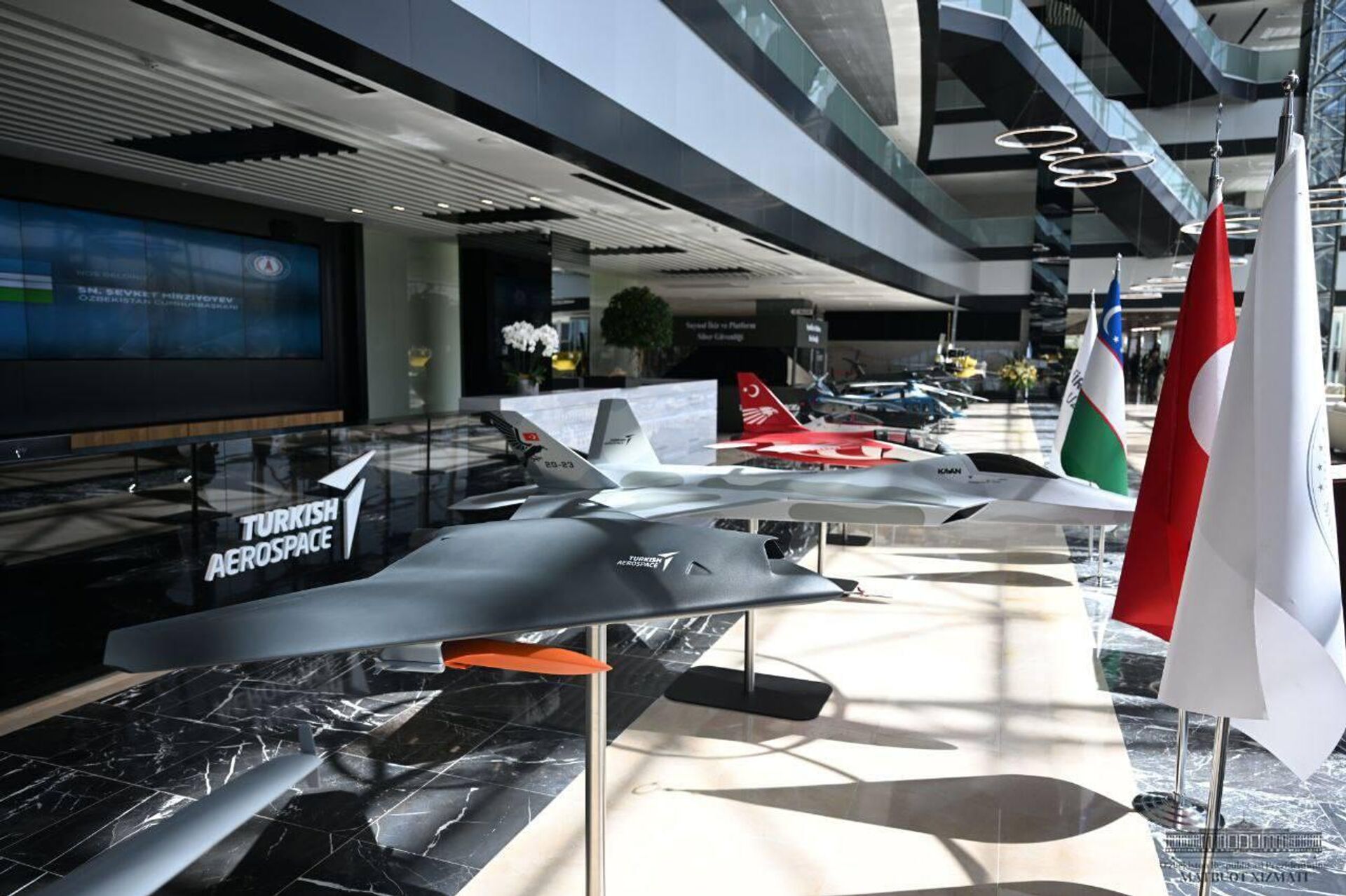 Шавкат Мирзиёев ознакомился с деятельностью компании Turkish Aerospace Industries Inc.. - Sputnik Узбекистан, 1920, 06.06.2024