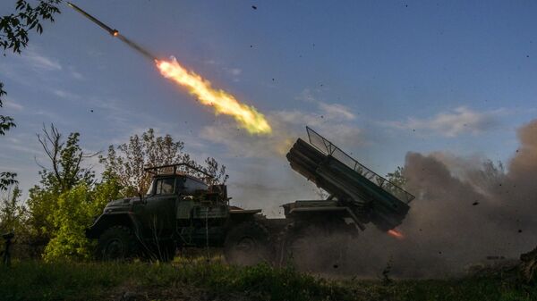 Боевая работа реактивной артиллерии ВС РФ в зоне проведения СВО - Sputnik Ўзбекистон