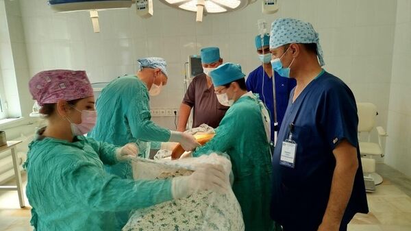 Российские медики провели сложнейшие операции юным жителям Бухарской области - Sputnik Узбекистан