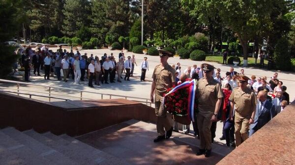 В Ташкенте в мемориальном комплексе Братские могилы прошла церемония возложения цветов к Вечному огню - Sputnik Узбекистан