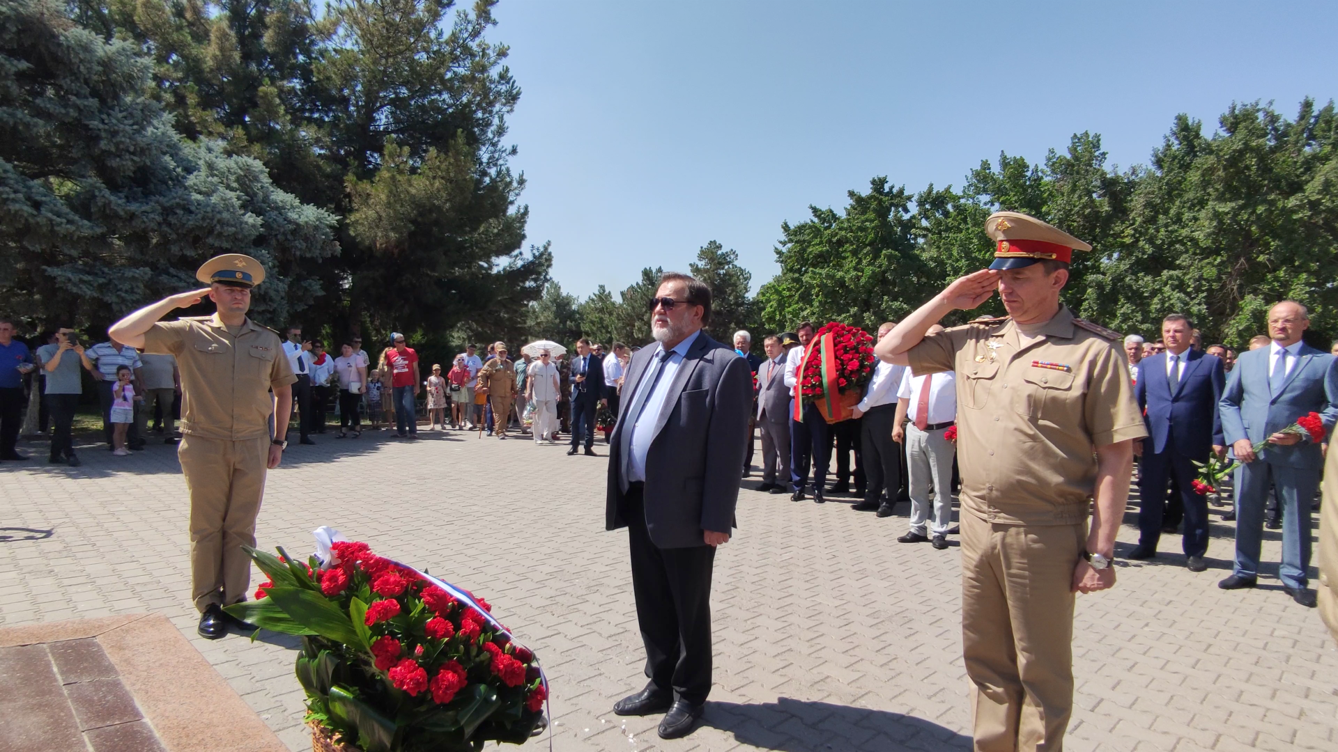 В Ташкенте на территории мемориального комплекса Братские могилы прошла церемония возложения цветов к Вечному огню - Sputnik Узбекистан, 1920, 22.06.2024