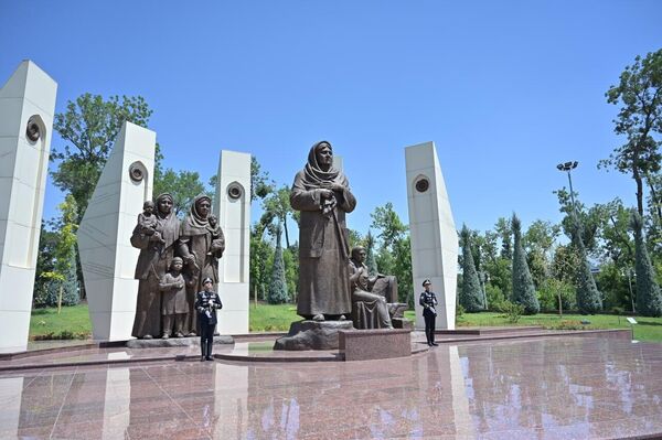 В Ташкенте Владимир Колокольцев почтил память погибших в годы Великой Отечественной войны - Sputnik Узбекистан