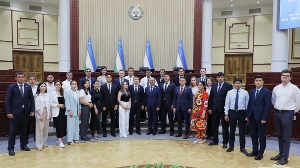 Делегация Молодежных парламентов государств-участников СНГ встретилась с депутатами РУз  - Sputnik Узбекистан