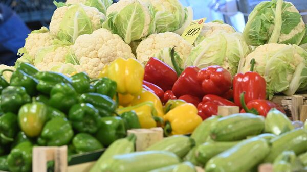 Продажа овощей на крупной продуктовой ярмарке с современными арочными шатрами в Сочи. - Sputnik Узбекистан