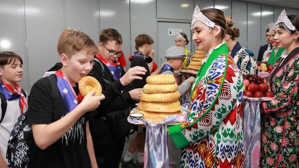 Узбекистан с радушием встретил 100 детей из России, пострадавших от терроризма - Sputnik Узбекистан