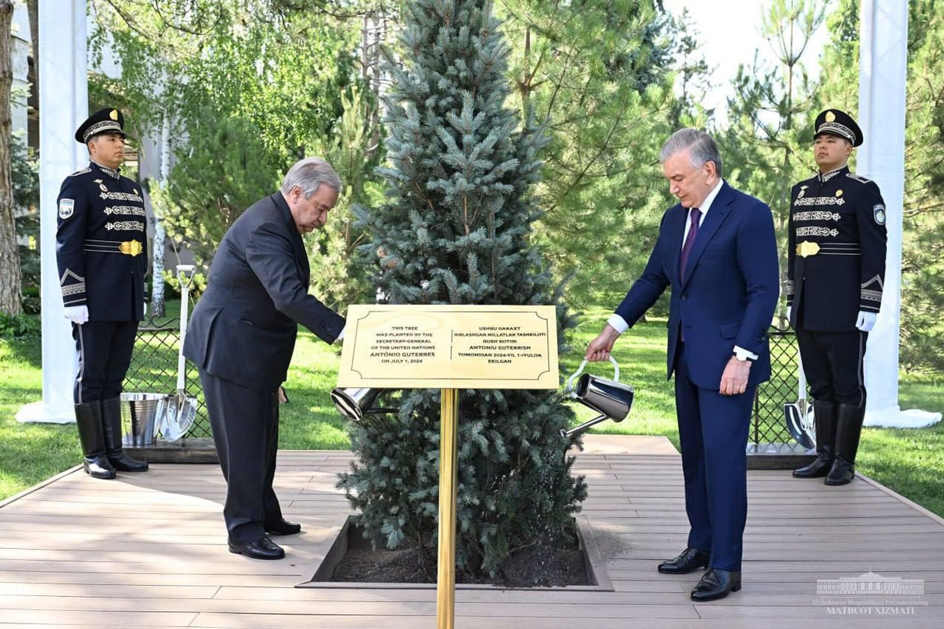 Президент Узбекистана и Генеральный секретарь ООН посадили дерево на Аллее почетных гостей - Sputnik Узбекистан, 1920, 02.07.2024