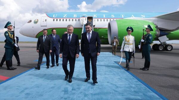Шавкат Мирзиёев прибыл в Астану для участия в саммите ШОС  - Sputnik Узбекистан