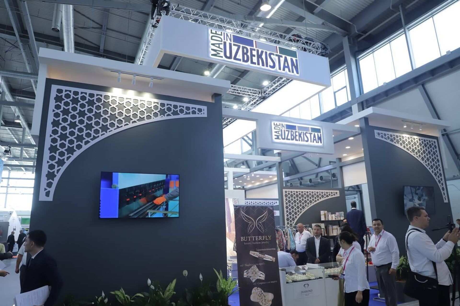 Ministr investitsiy, promishlennosti i torgovli Respubliki Uzbekistan Laziz Kudratov posetil vistavku promishlennoy produksii Innoprom-2024. - Sputnik O‘zbekiston, 1920, 10.07.2024