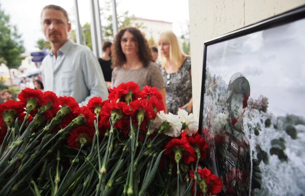 Торжественная церемония открытия мемориальной доски военкору Ростиславу Журавлёву на здании Международной медиагруппы &quot;Россия сегодня&quot; на Зубовском бульваре в Москве. - Sputnik Узбекистан