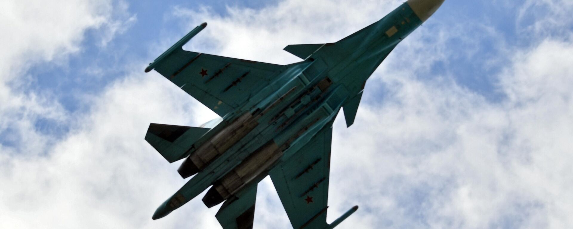 Самолеты-бомбардировщики Су-34 в зоне спецоперации - Sputnik Узбекистан, 1920, 04.10.2025