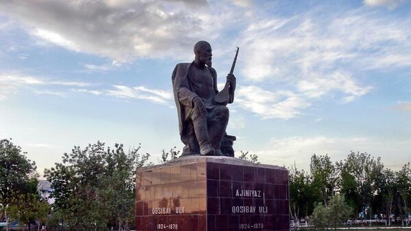 Памятник Ажинияза Косыбай-улы в городе Нукус, Каракалпакстан  - Sputnik Узбекистан