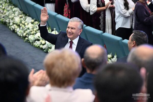 Shavkat Mirziyoyev i Sadir Japarov vmeste s suprugami prinyali uchastie v konserte - Sputnik O‘zbekiston