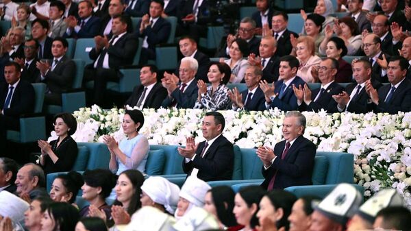 Shavkat Mirziyoyev i Sadir Japarov vmeste s suprugami prinyali uchastie v konserte - Sputnik O‘zbekiston